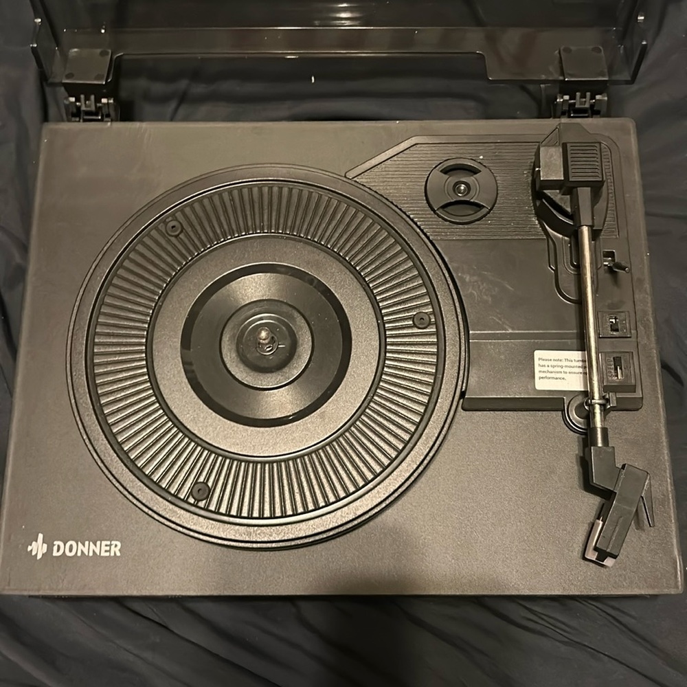 Donner Vinyl record player w/ built in speaker and bass adjuster